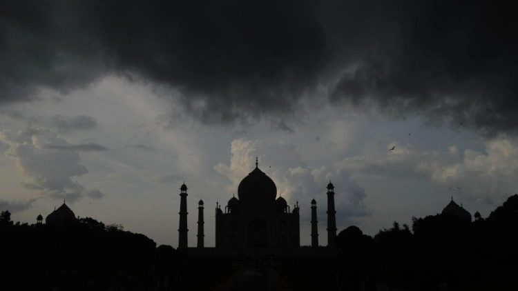 Dunkle Wolken über dem Taj Mahal, der wichtigsten Touristenattraktion in Uttar Pradesh