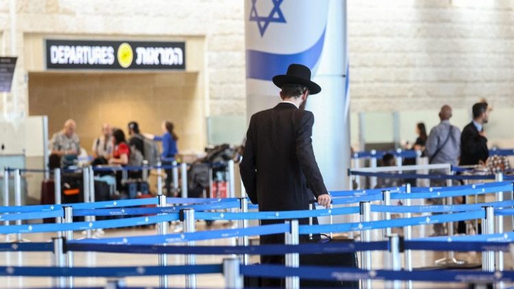 Um judeu religioso caminha no aeroporto Ben Gurion, perto de Tel Aviv, em 6 de agosto de 2024, em meio a tensões regionais durante a guerra em curso entre Israel e o movimento palestino Hamas na Faixa de Gaza.