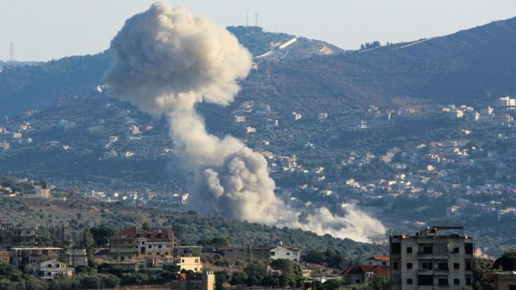 Una colonna di fumo si alza dal sud del Libano dopo un raid israeliano