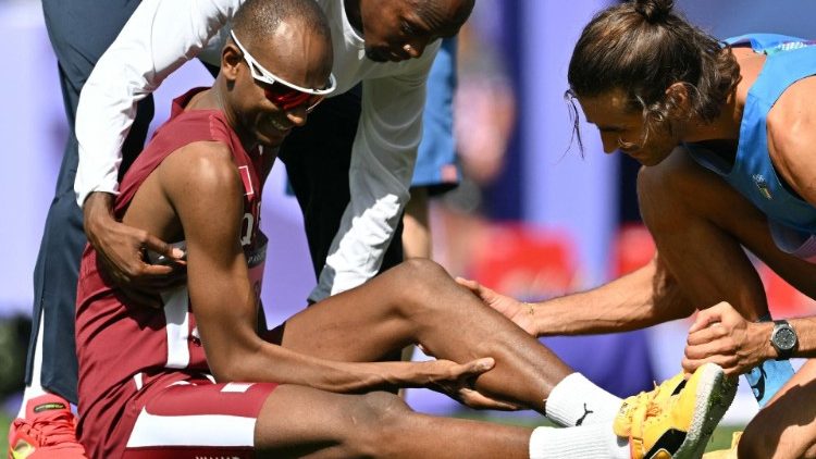 Gimbo Tamberi che aiuta l'atleta quatariota Barshim che si è infortunato durante la gara