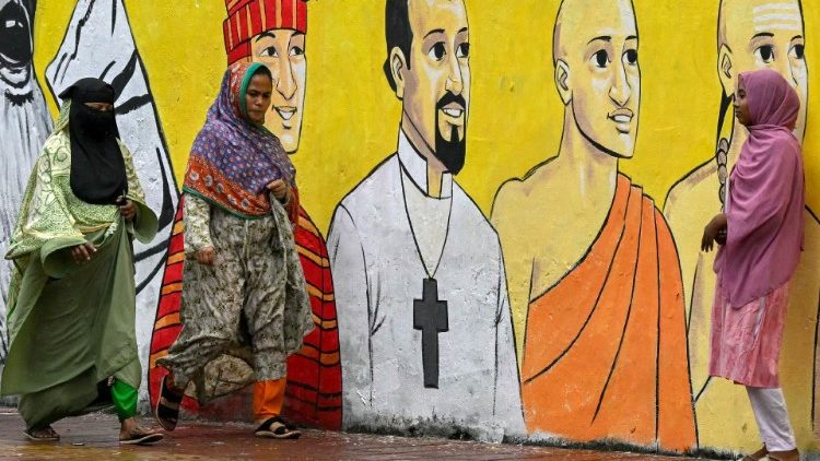 Pessoas passam por um mural em Daca em 9 de agosto de 2024 (Foto de Indranil Mukherjee / AFP)