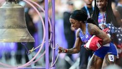 Sha´Carri Richardson läutet die Olympia-Glocke nachdem sie mit dem Team der USA Gold geholt hat bei der 4x100 Meter-Staffel der Frauen