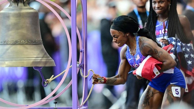 Sha´Carri Richardson läutet die Olympia-Glocke nachdem sie mit dem Team der USA Gold geholt hat bei der 4x100 Meter-Staffel der Frauen