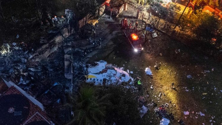 Vista aérea dos destroços de um avião que caiu com 61 pessoas a bordo em Vinhedo, estado de São Paulo, em 9 de agosto de 2024. (Foto de Miguel SCHINCARIOL / AFP)