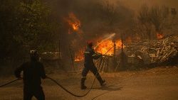 Feuerwehrleute versuchen einen Waldbrand in Griechenland in den Griff zu bekommen - 12.8.2024