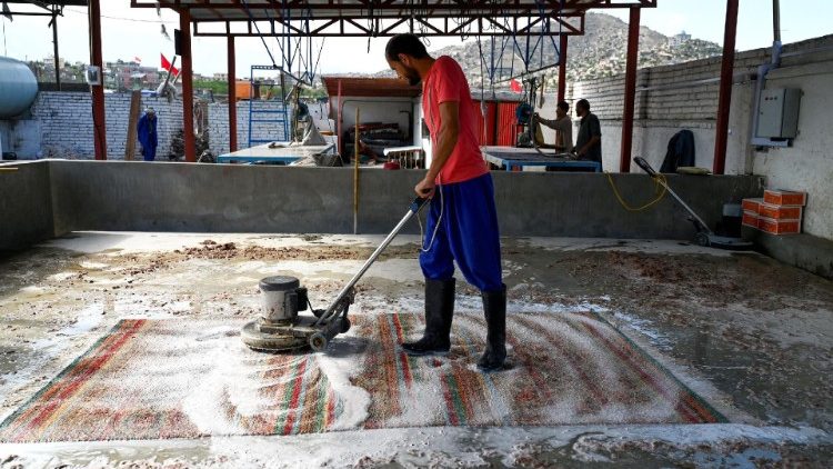 Un travailleur dans une usine de tapis à Kaboul, le 20 juillet 2024. 