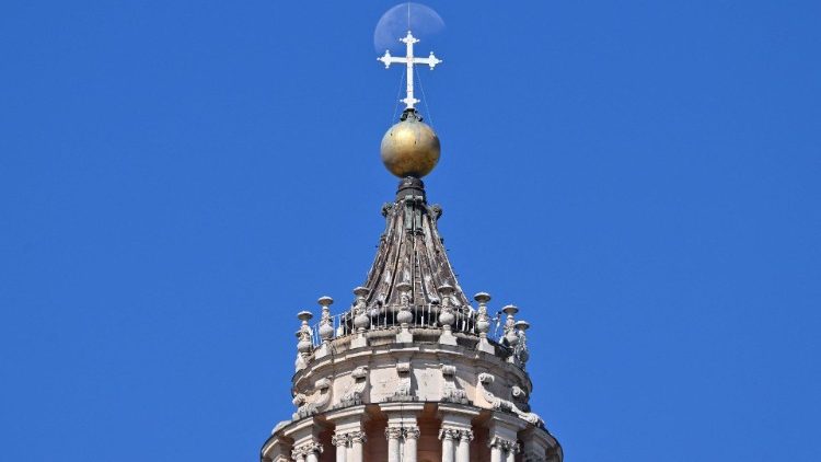 Mond hinter der Peterskuppel