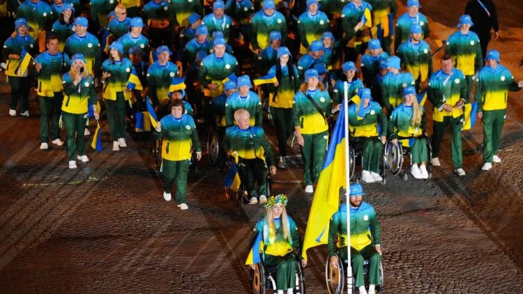 Les athlètes paralympiques ukrainiens sur les Champs-Élysées le 28 août.