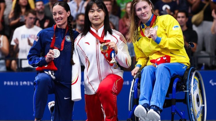 La nageuse Anna Hontar (à droite), médaillée de bronze du 50 m NL.