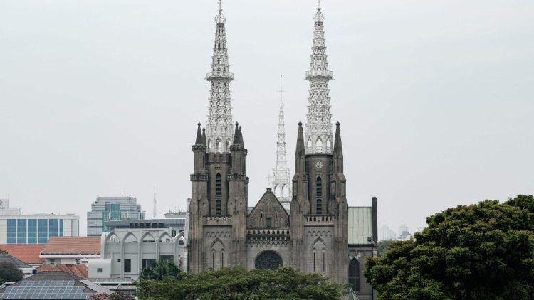 Blick auf die Kathedrale in Jakarta von der Istiqlal-Moschee aus