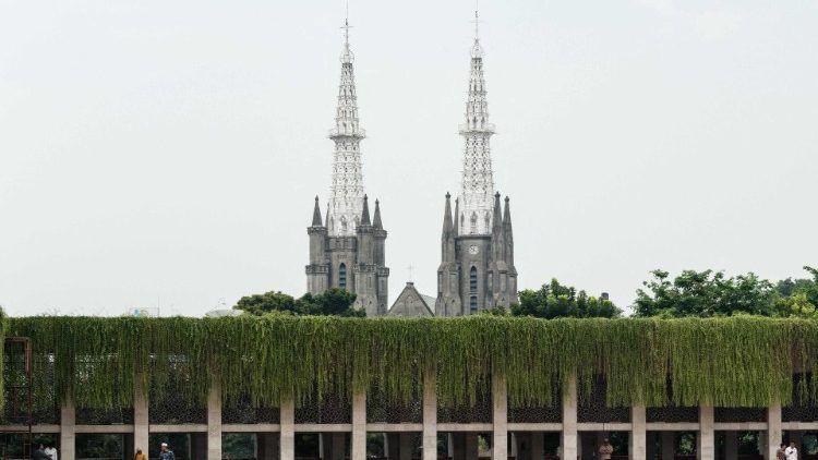 La Cattedrale di Jakarta vista dalla Moschea Istiqlal 