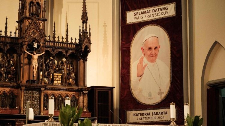 Préparatifs dans la cathédrale catholique de Jakarta, avant l'arrivée du Pape en Indonésie, du 3 au 6 septembre 2024. 