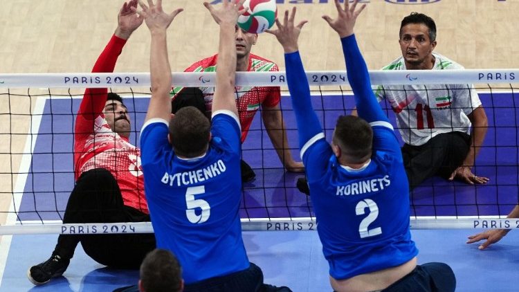 L'équipe ukrainienne de volley assis contre l'Iran, le 3 août à Paris.