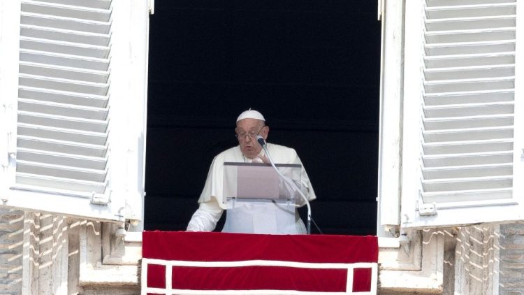 Papież podczas modlitwy Anioł Pański