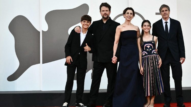 Walter Salles (rechts) und Schauspielerin Fernanda Torres auf dem roten Teppich bei den 81. Filmfestspielen in Venedig