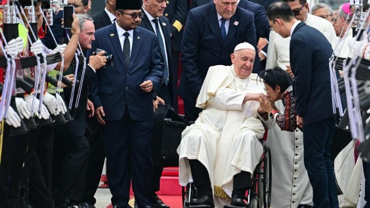 Saludo del Papa a las delegaciones presentes en el aeropuerto de Yakarta