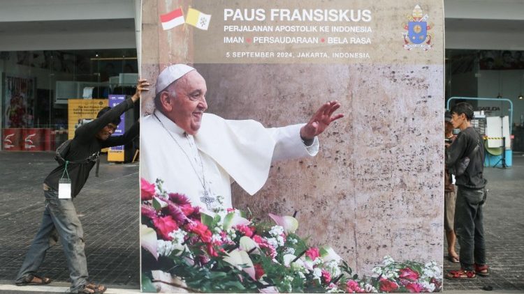 Un panneau d'accueil du Pape à Jakarta