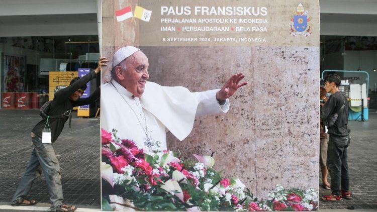 Cartelloni di benvenuto al Papa per le strade di Jakarta