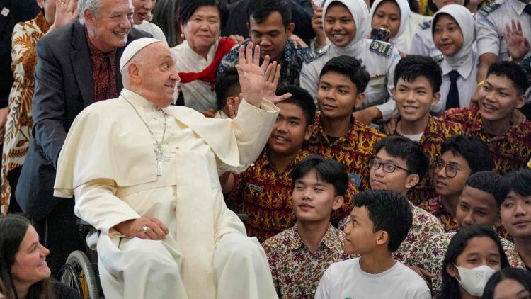 Pope discusses diversity and unity with Indonesian young people