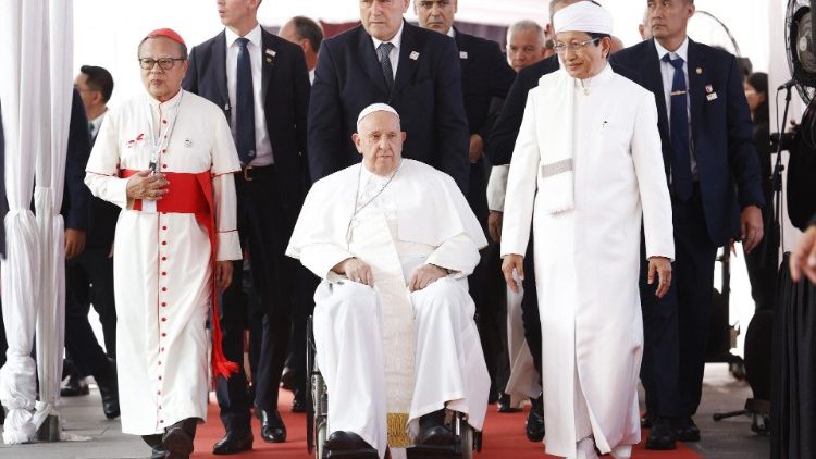 Cardinal Ignatius Suharyo, left, with Pope Francis and the Imam of the Istiqlal Mosque