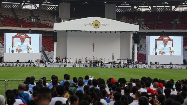 Pápai szentmise a jakartai nemzeti stadionban 