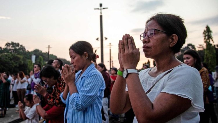 Catholic Indonesians participate in the papal Mass via livestream