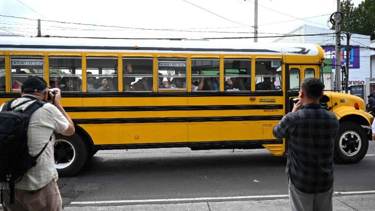 Freigelassene nicaraguanische Gefangene, die nach Guatemala ausgeflogen wurden, in einem Bus am Ankunftsort (Bild vom 5. September 2024)