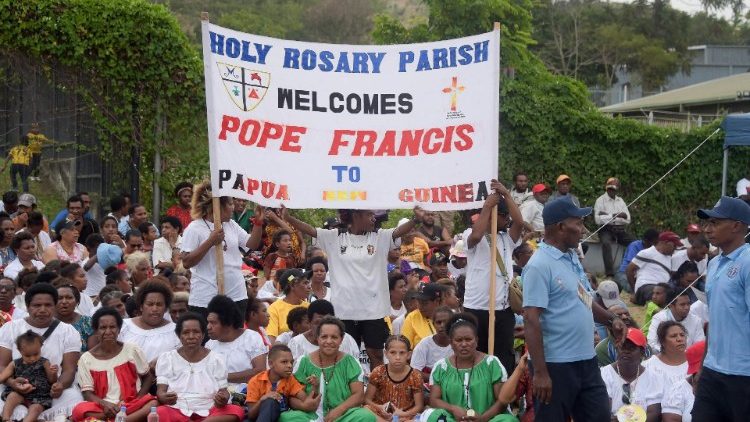 People wait for the arrival of Pope Francis outside the Port Moresby International airport (Photo by Andrew KUTAN / AFP)