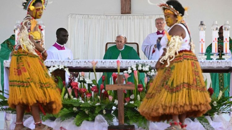 
                    O Papa exorta os papuásios a se abrirem ao Evangelho e fazer dele a bússola da vida
                