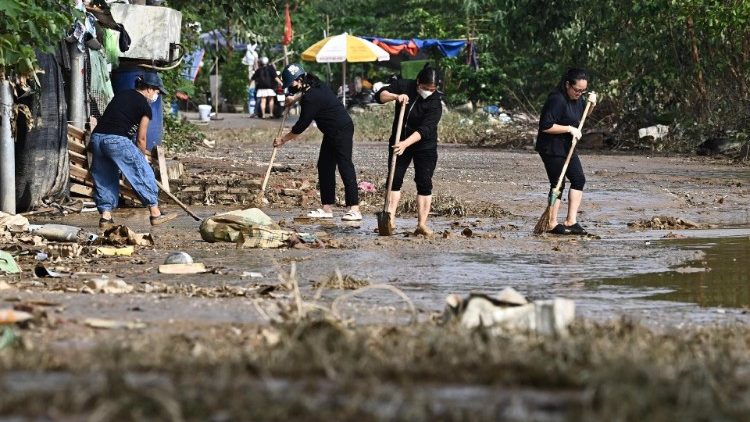 大水が引いた場所で清掃する市民たち　2024年9月13日　ベトナム・ハノイ市内