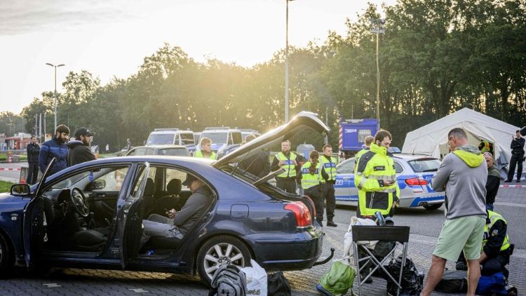 Bundespolizisten bei einer Grenzkontrolle in De Lutte an diesem Montag