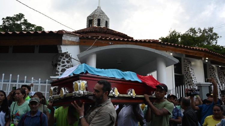 Trauergäste tragen den Sarg mit den sterblichen Überresten von Juan Lopez bei seiner Beerdigung am Montag in Colon, Honduras