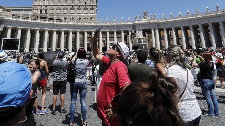 Angelus mit 15.000 Menschen auf dem Petersplatz