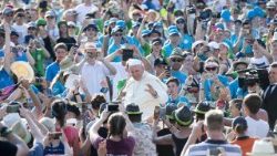 Papst Franziskus hat die Ministranten bei ihrer großen Wallfahrt 2018 auf dem Petersplatz empfangen