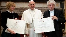 Die Preisträger des vergangenen Jahres mit Papst Franziskus