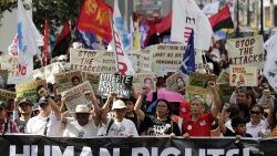 Menschenrechtsaktivisten demonstrieren auf den Straßen Manilas 