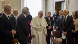 Der Papst mit den Kinderärzten (ganz rechts im Bild sogar eine Kinderärztin)