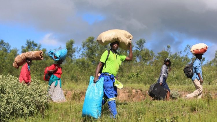 Hombre y mujeres se desplazan en la selva de Zambia