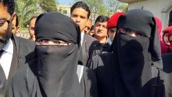 Ein Gericht in Pakistan fordert Schutz von zwei Frauen nach Konvertierung zum Islam an.