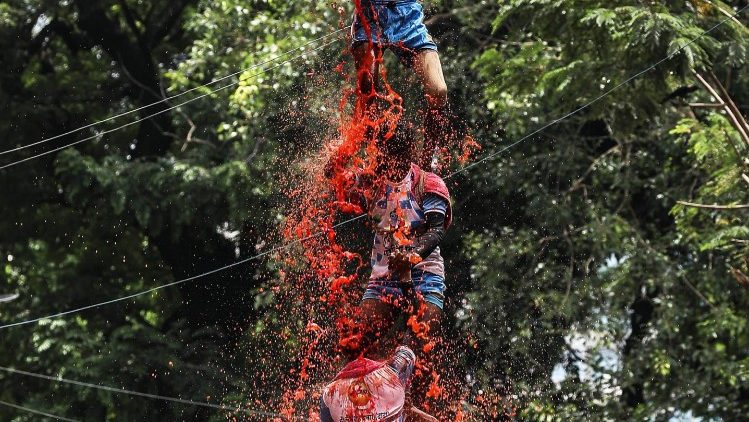 Beim Janmashtami-Festival in Mumbai feiern Hindu-Gläubige die Geburt von Krishna, indem sie eine menschliche Pyramide bilden, um den „Dahi-Handi“-Topf zu zerbrechen.