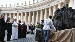 Archivbild: Der Papst segnet das Mahnmal der Flüchtlingstragödie auf dem Petersplatz ein