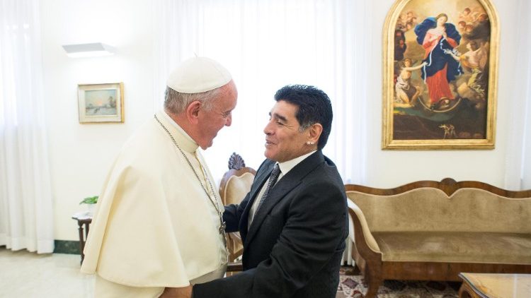 Papst Franziskus empfing seinen Landsmann Maradona (rechts) 2014 im Vatikan