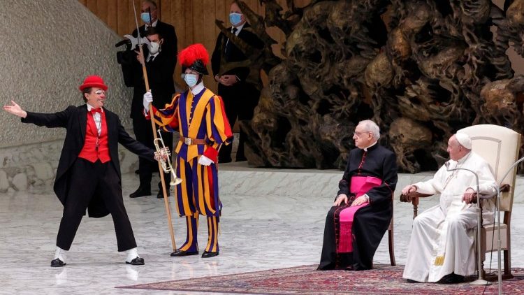 El Papa asiste a un espectáculo de payasos durante la Audiencia general del 5 de enero del 2022