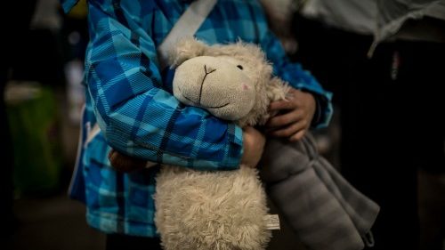 Selon l'Unicef, au moins 1 993 enfants ont été tués ou blessés en Ukraine depuis le début de la guerre il y a plus de deux ans. 