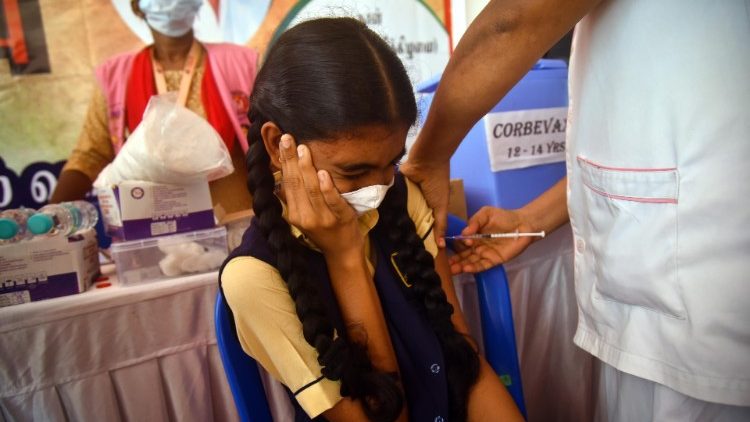 Vaccination d'une petite fille en Inde. 