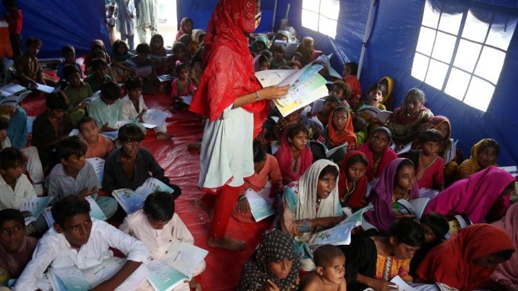 As crianças afetadas por enchentes em classes improvisadas na província de Sindh