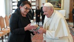 Die honduranische Präsidentin Iris Xiomara Castro Sarmiento überreicht Papst Franziskus eine Muttergottes-Statue