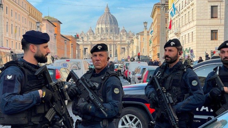 वाटिकन में तैनात पुलिस