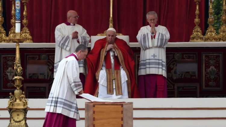Polaganje Evanđelja na lijes Pape emeritusa