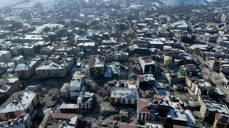 कहरामानमारस, तुर्की में भूकंप के बाद के टूटे पड़े भवनों के मलबे